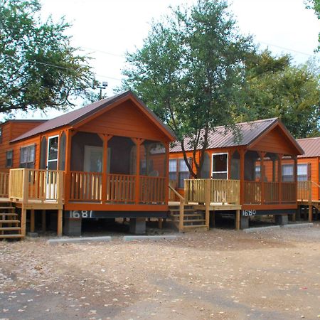 Rustic Creek Ranch Resort At North Jellystone Park Burleson Esterno foto