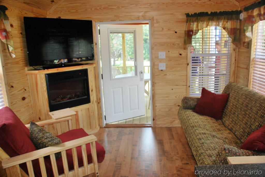 Rustic Creek Ranch Resort At North Jellystone Park Burleson Esterno foto
