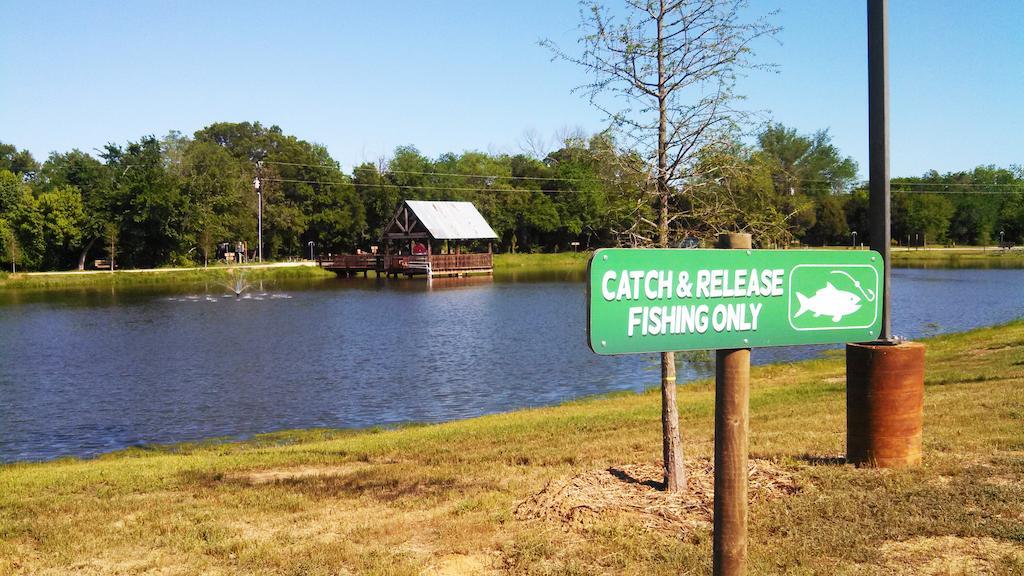 Rustic Creek Ranch Resort At North Jellystone Park Burleson Esterno foto