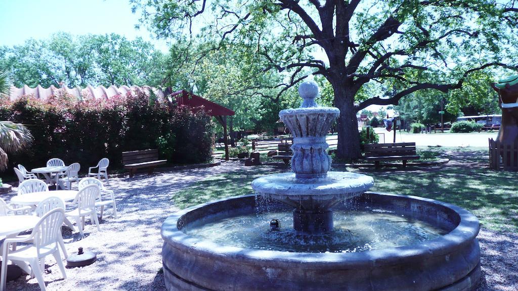 Rustic Creek Ranch Resort At North Jellystone Park Burleson Esterno foto