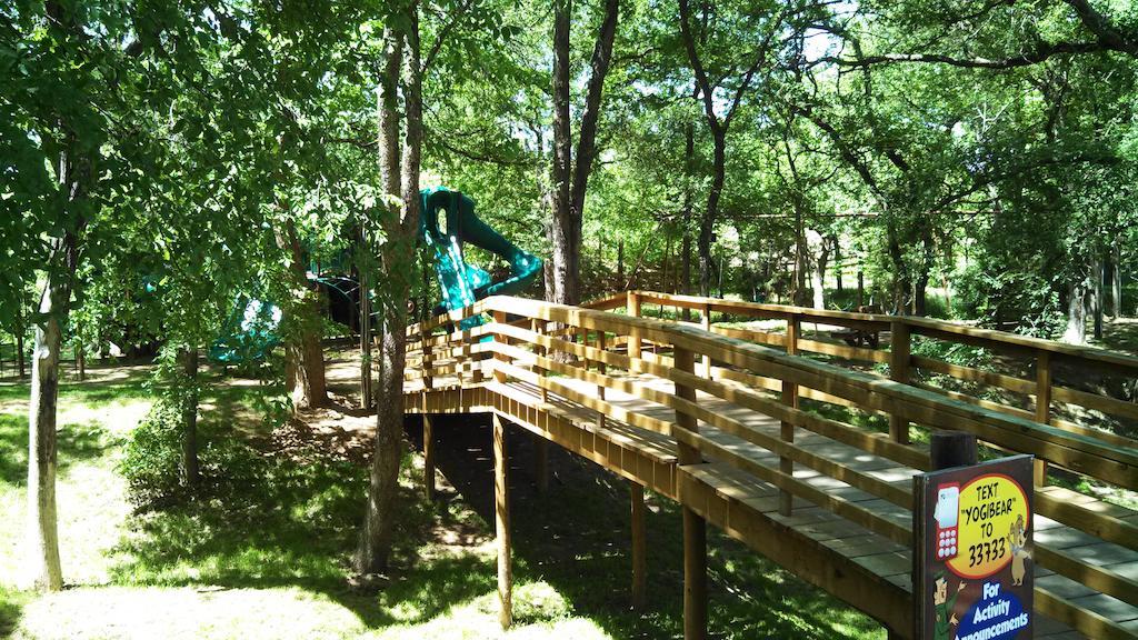 Rustic Creek Ranch Resort At North Jellystone Park Burleson Esterno foto