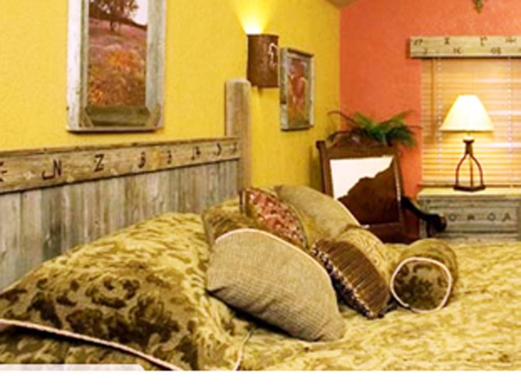 Rustic Creek Ranch Resort At North Jellystone Park Burleson Esterno foto