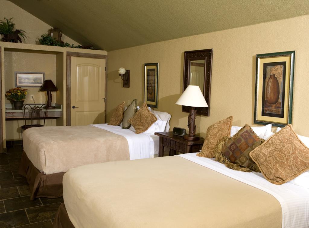Rustic Creek Ranch Resort At North Jellystone Park Burleson Esterno foto
