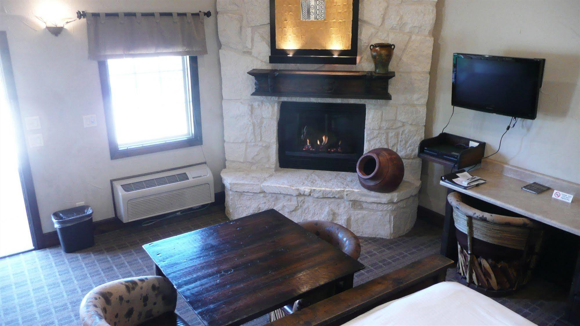 Rustic Creek Ranch Resort At North Jellystone Park Burleson Esterno foto