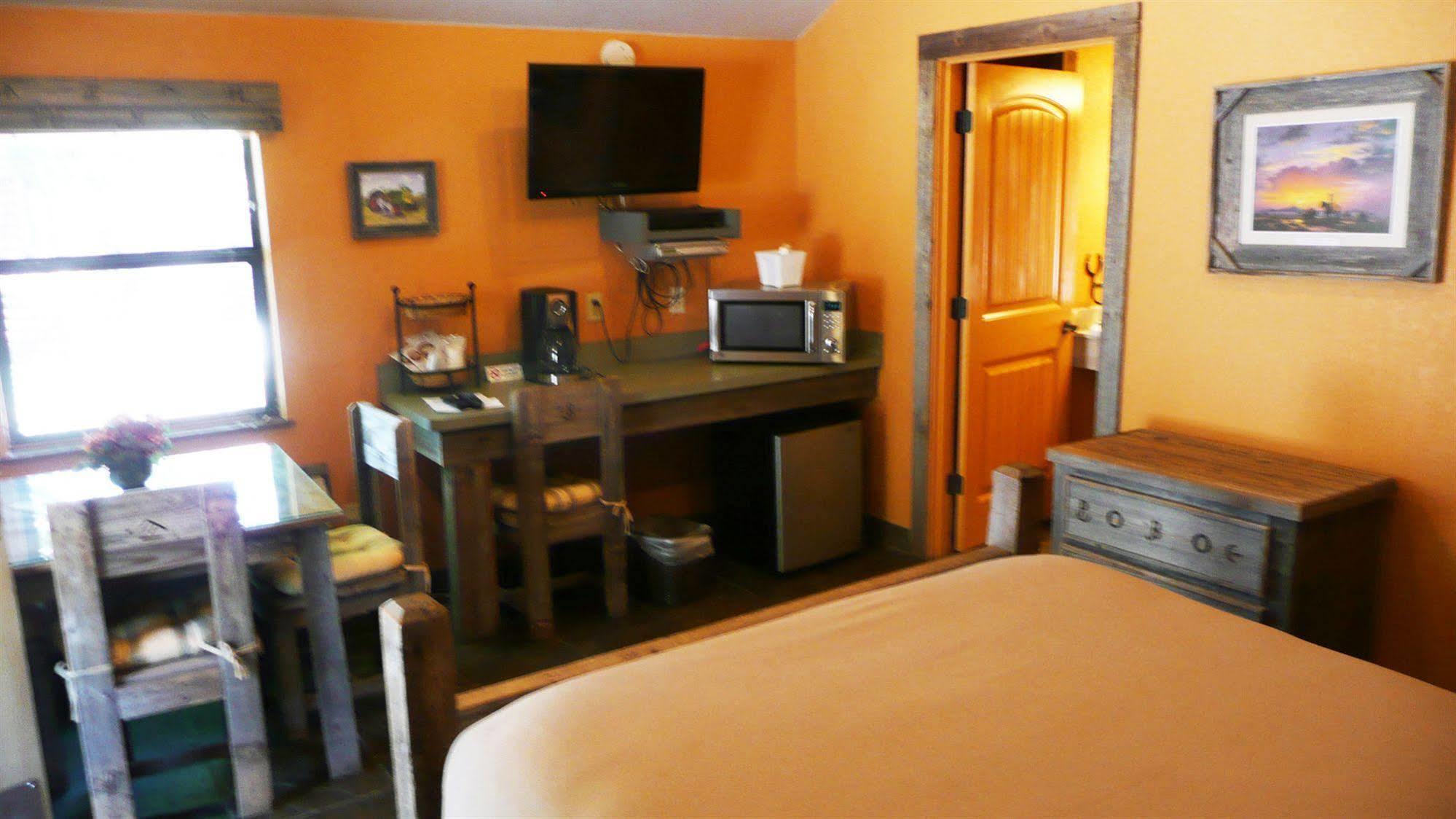 Rustic Creek Ranch Resort At North Jellystone Park Burleson Esterno foto