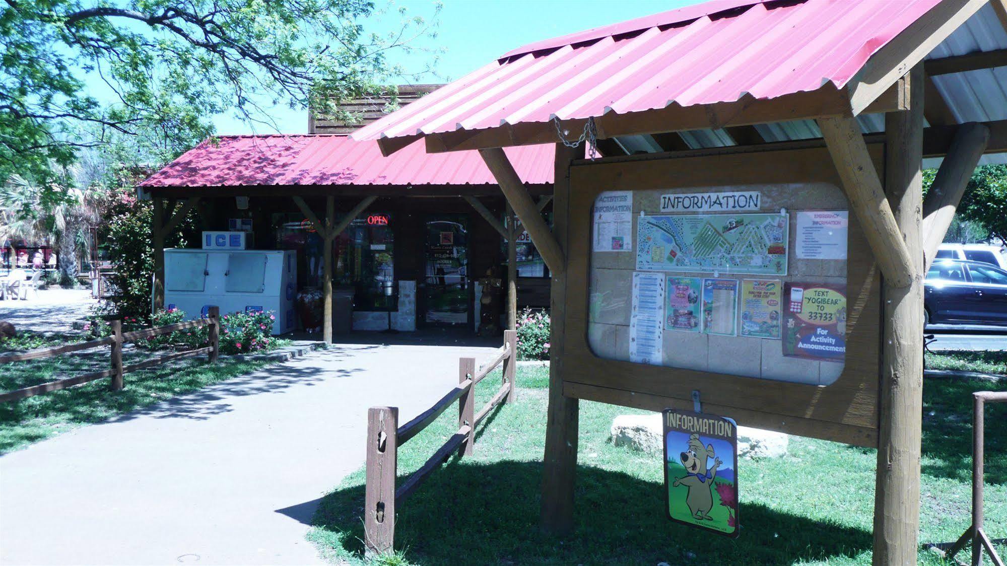 Rustic Creek Ranch Resort At North Jellystone Park Burleson Esterno foto